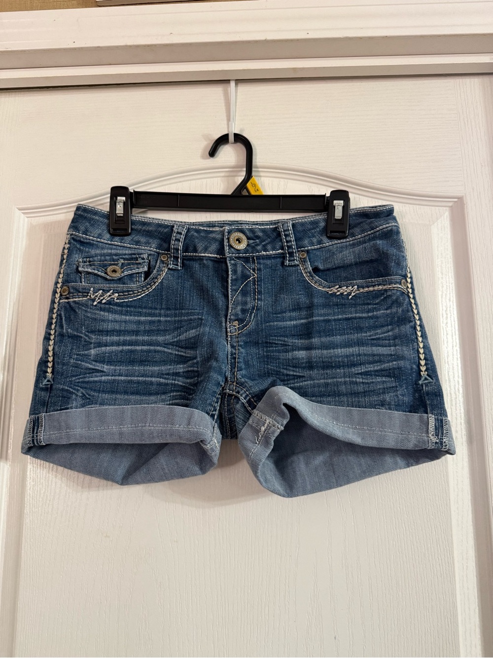 Hydraulic Women’s Embroidered Jean Shorts Sz 6. AG-186